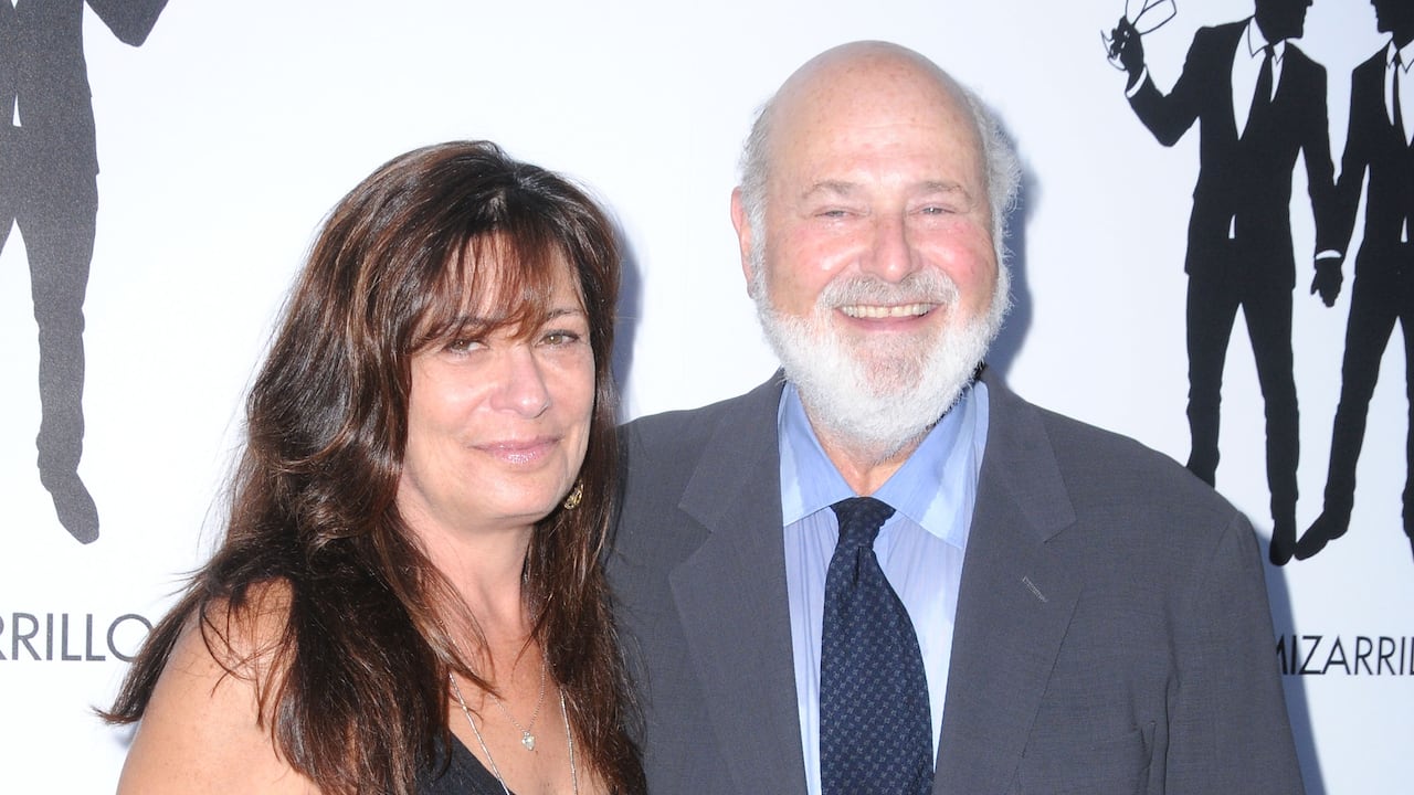 El director Rob Reiner (der.) y su esposa Michele