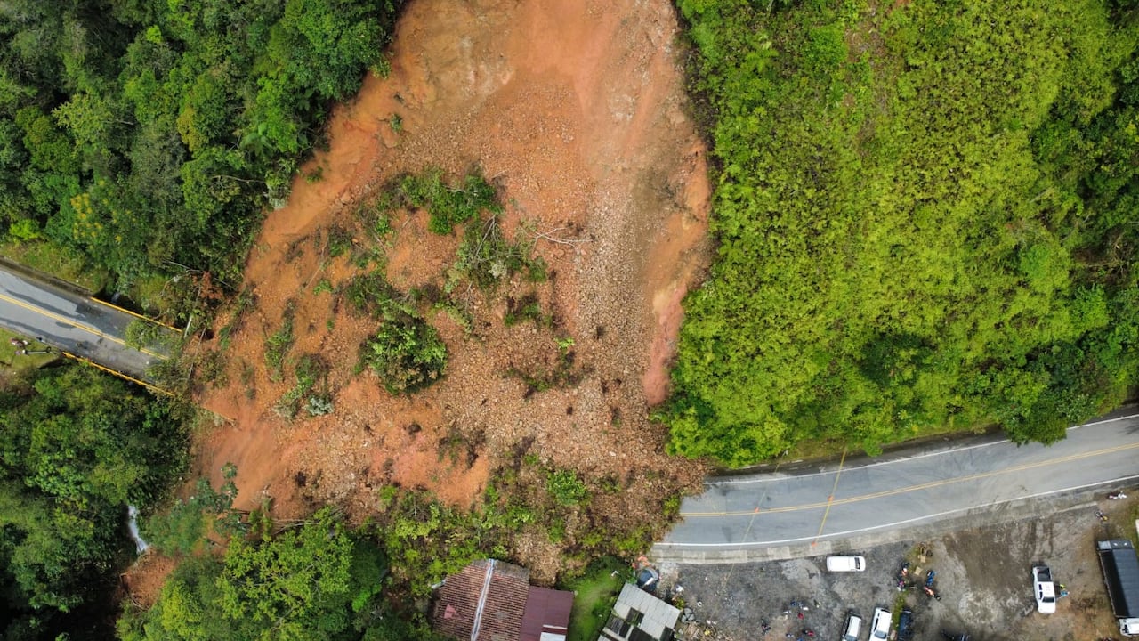 Derrumbe en la autopista Medellín - Bogotá a la altura de San Luis.