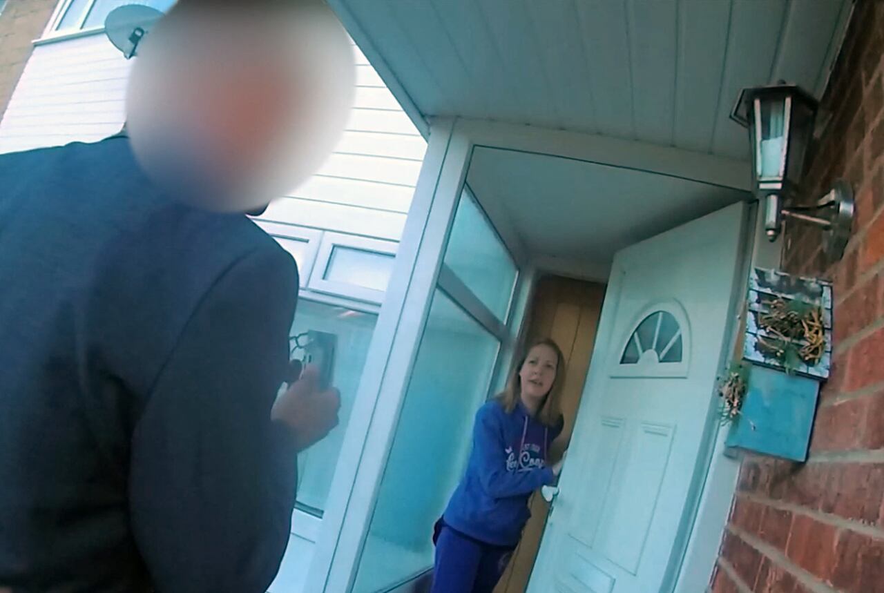 Una imagen del folleto tomada de las imágenes de la cámara corporal de la policía publicada por la fuerza policial de Cheshire Constabulary en Manchester el 17 de agosto de 2023 muestra a la enfermera Lucy Letby siendo arrestada en su casa en Chester el 3 de julio de 2018. Lucy Letby fue declarada culpable el 18 de agosto de 2023. de asesinar a siete bebés recién nacidos e intentar asesinar a otros seis en la unidad neonatal del hospital donde trabajaba, convirtiéndose en la asesina de niños más prolífica del Reino Unido. Letby, de 33 años, en juicio desde octubre de 2022, fue acusada de inyectar aire a sus jóvenes víctimas, que estaban enfermas o nacieron prematuramente, sobrealimentándolas con leche y envenenándolas con insulina.