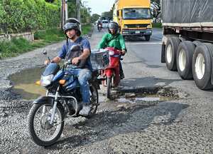 Via entre Cali y Yumbo en mal estado previo ala COP 16. Abril 9 de 2024, foto Wirman Ríos. EL PAIS
