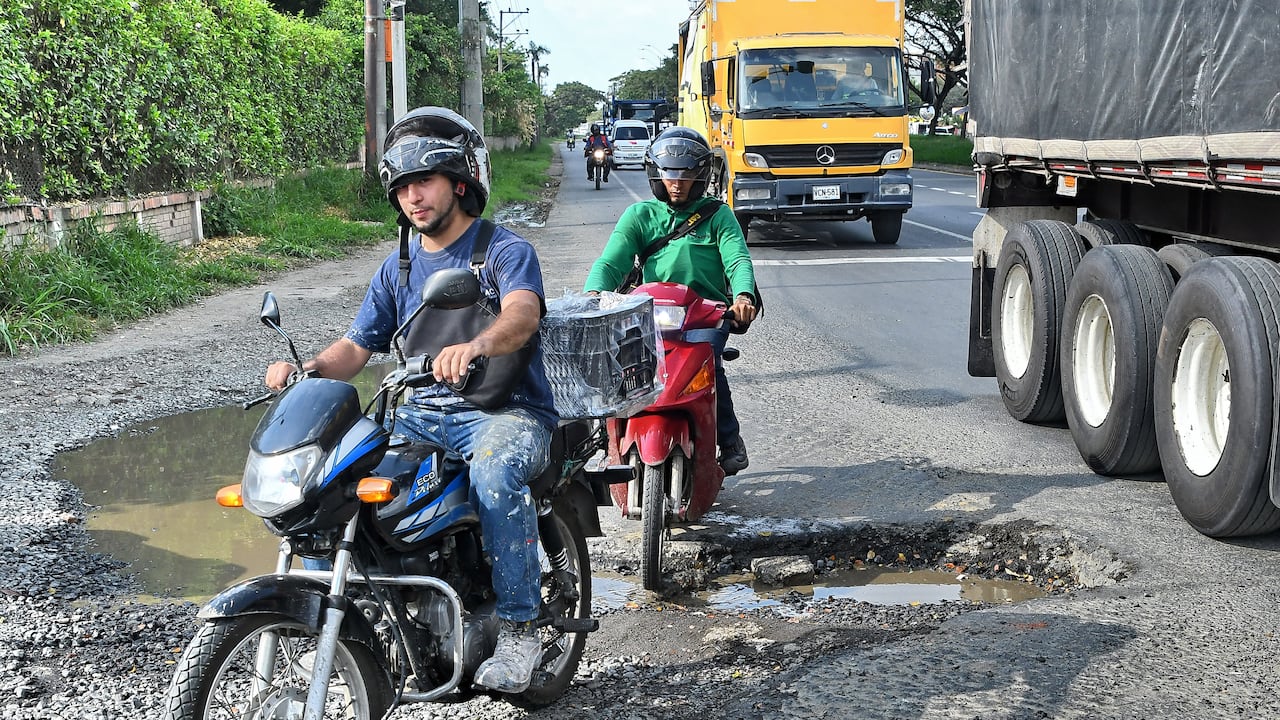 Via entre Cali y Yumbo en mal estado previo ala COP 16. Abril 9 de 2024, foto Wirman Ríos. EL PAIS