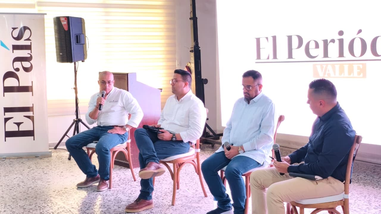 Los mandatarios regionales exponen sus críticas a la política nacional durante el foro regional organizado por El País en Buga.