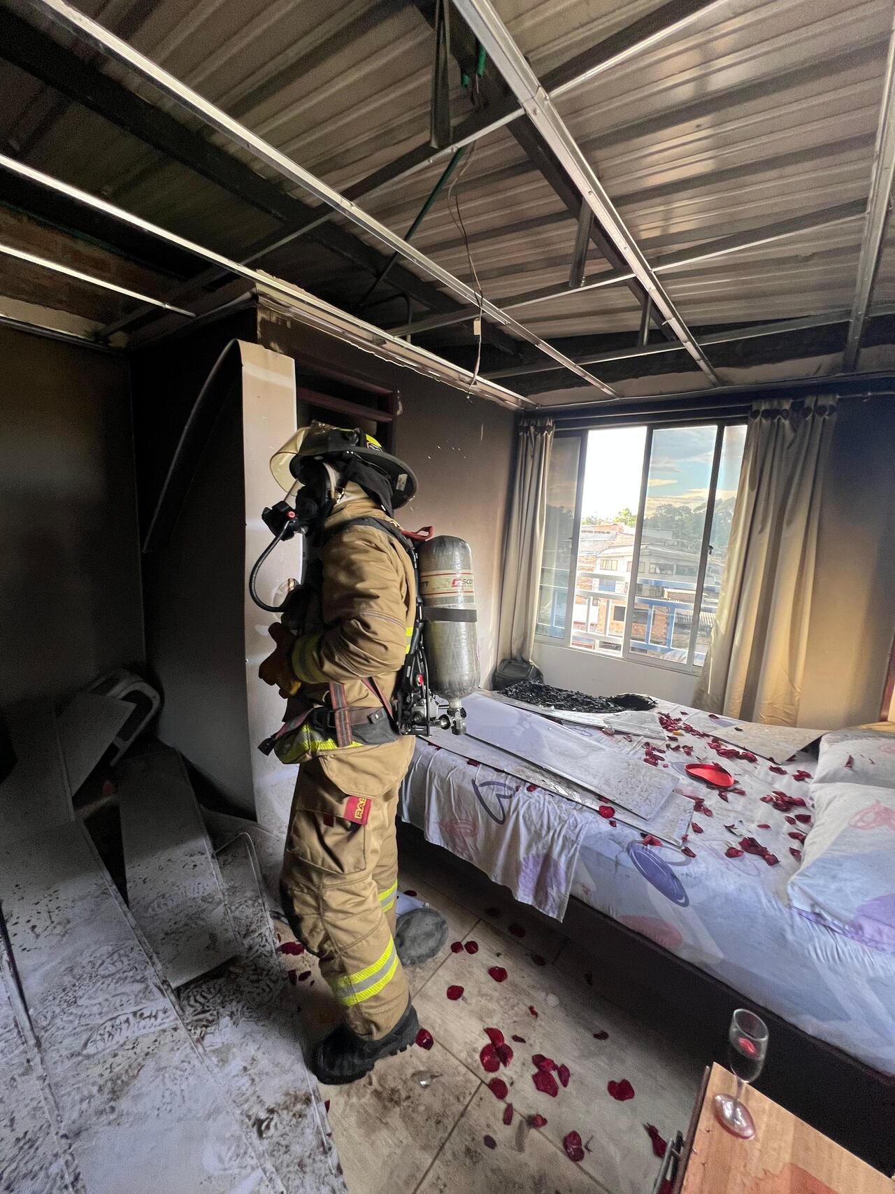 La oportuna intervención de los bomberos de la capital del Cauca evitó que el fuego se propagara a los demás cuartos del hotel.