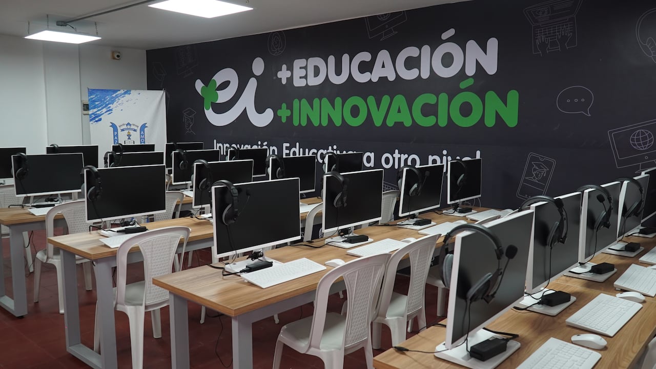 Crack The Code fue fundada hace 9 años (2017) por María Vélez.