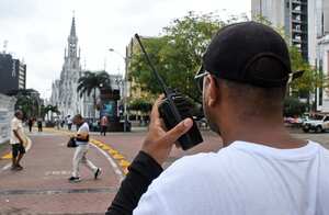 Cali: Un nuevo grupo de operarios (provicional) estan asignados al cuidado en el bulevar del rio. Foto José L Guzmán. El País