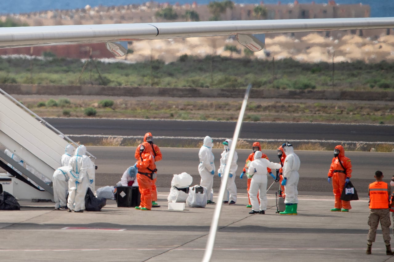 Spanish evacuees wearing white hazmat protective suits board at the rear entrance a Spanish air force Airbus A310 plane at the Tenerife Sur-Reina Sofia airport after being evacuated from the Dutch flagged hantavirus-stricken cruise ship MV Hondius on the island of Tenerife in Spain's Canary Islands on May 10, 2026. Repatriation flights for the nearly 150 passengers onboard the ship hit by a deadly hantavirus outbreak began as passengers were transferred to shore on smaller vessels then by bus to the airport to be flown home after weeks at sea. (Photo by Antonio Sempere / AFP)