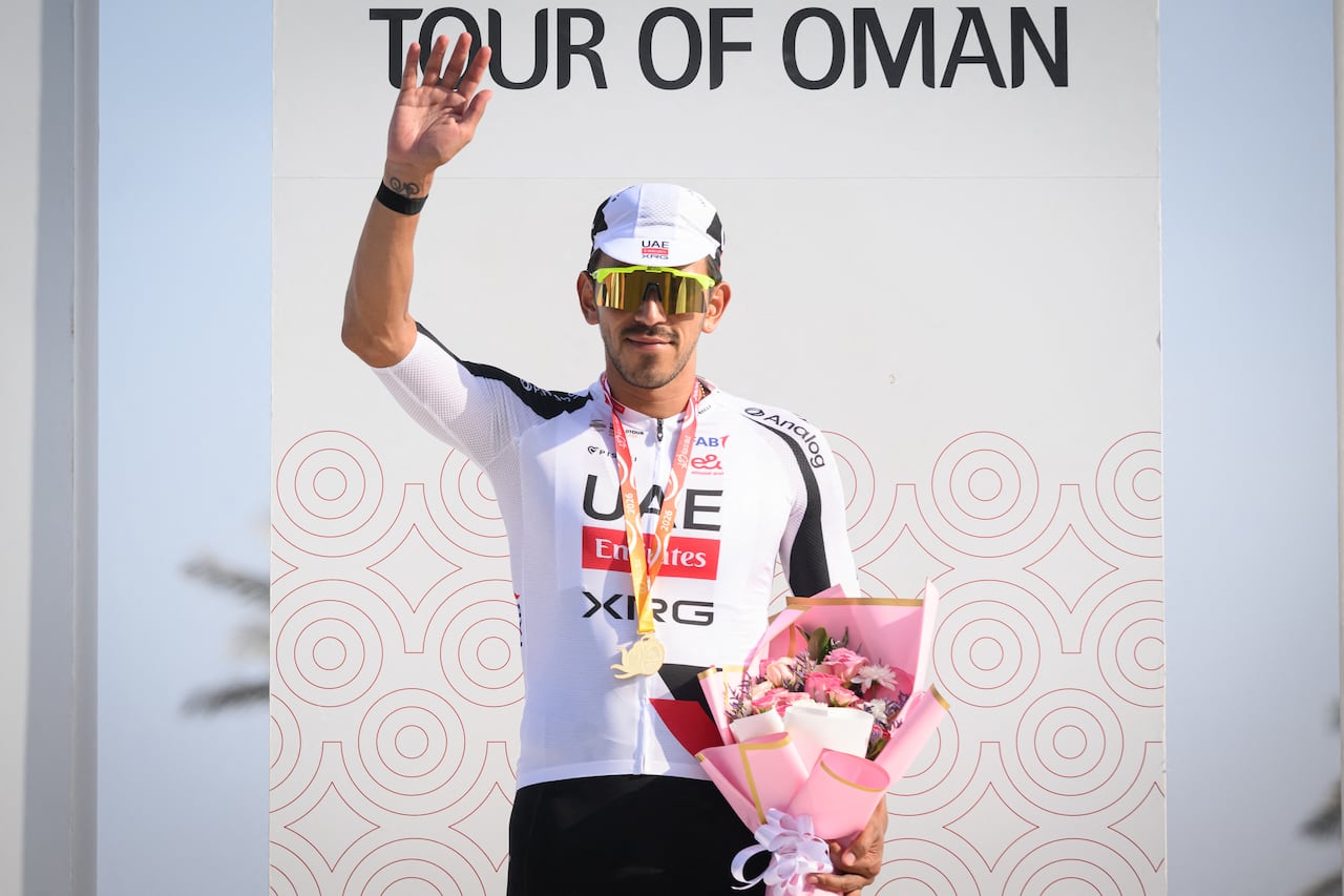 El ciclista colombiano Juan Sebastián Molano, del UAE Team Emirates - XRG, celebra en el podio tras ganar la primera etapa del Tour de Omán, entre Mascate y Bimmah Sink Hole, en Bimmah, el 7 de febrero de 2026. (Foto de Loic VENANCE / AFP)