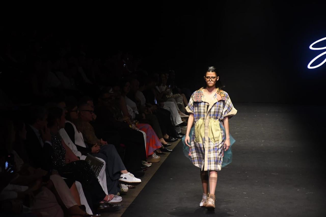 Tradición y vanguardia conversan a través de las siluetas arriesgadas y los contrastes de Guio Di Colombia sobre la pasarela de Cali Distrito Moda.