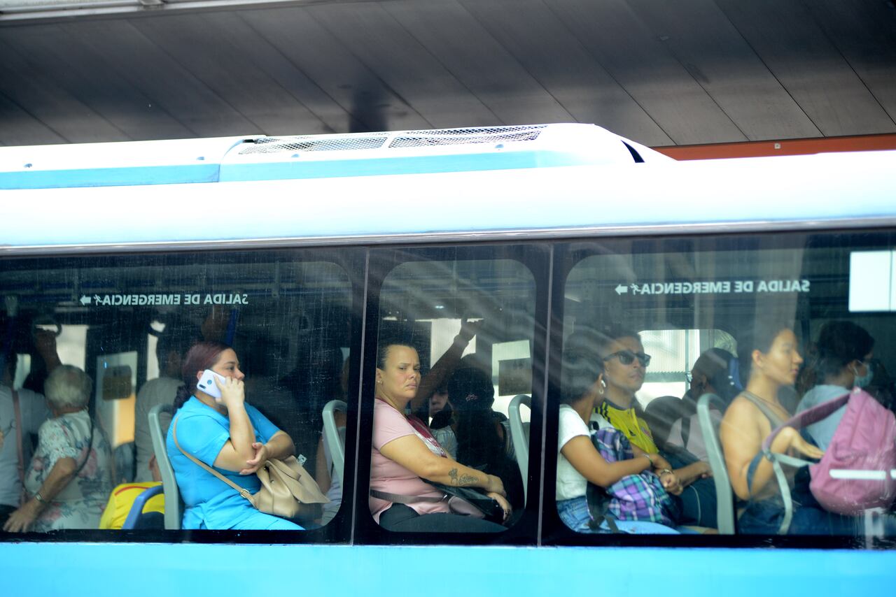 Cali: Polémica por el pago del trasporte masivo MIO por parte de todo los ciudadanos ante la propuesta del un aporte por medio de la factura de servicios públicos. Foto José L Guzmán. EL País de Foto José L Guzmán. EL País, sept. 7-23