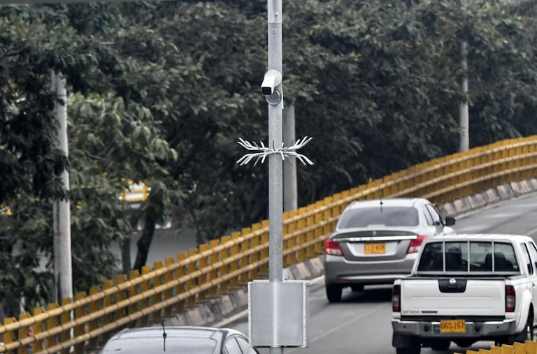 Cali: Cámaras de sistema para salvar vida, no foto multas en la Autopista con 56 con 70, Fotos José L Guzmán. EL País.
