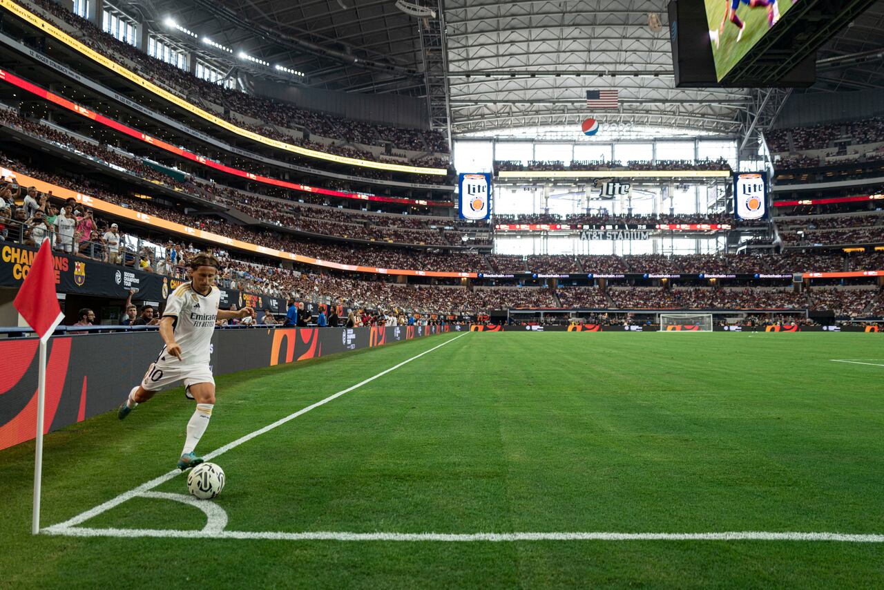 ARLINGTON, TEXAS – 29 DE JULIO: Luka Modric # 10 del Real Madrid realiza un tiro de esquina durante la segunda mitad del partido amistoso de pretemporada contra el FC Barcelona en el estadio AT&T el 29 de julio de 2023 en Arlington, Texas. Sam Hodde/Getty Images/AFP (Foto de Sam Hodde / GETTY IMAGES NORTEAMÉRICA / Getty Images vía AFP)