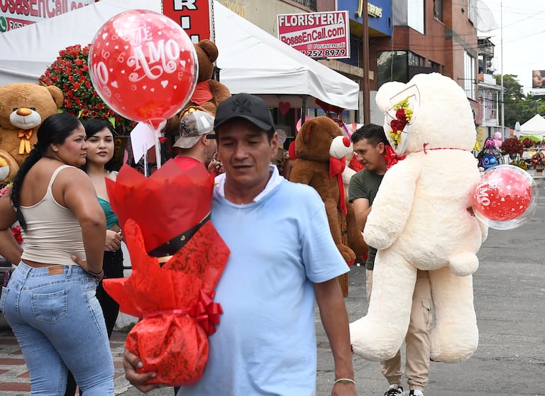 Cali: El comercio en Cali se prepara con diferentes estrategias para la celebración del día del amor y amistad. Foto José L Guzmán. EL País
