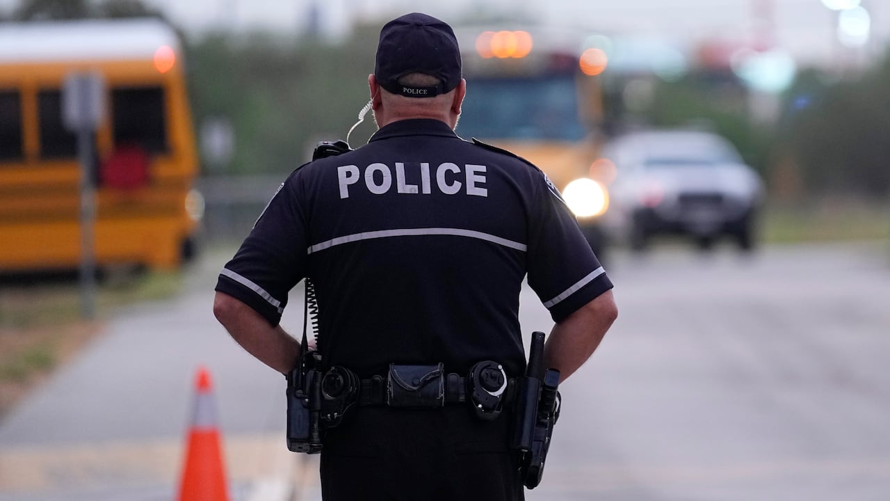 La mayoría de los distritos escolares de Texas dicen que no pueden cumplir con una nueva ley que exige oficiales armados en todos los campus. El mandato fue uno de los actos más importantes de los legisladores republicanos tras el tiroteo en la escuela de Uvalde en 2022 que mató a 19 niños y dos maestros. (Foto AP/Eric Gay)