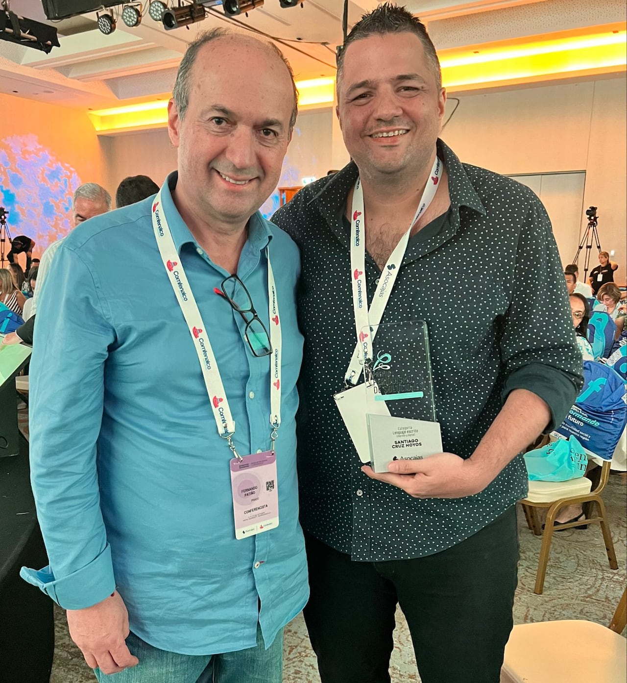 Santiago Cruz junto a uno de los jurados, Darío Fernando Patiño.