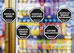 Los alimentos procesados y ultraprocesados crean una acidificación en el organismo, explica la nutricionista Angie López. Esto quiere decir que generan una inflamación interna, haciendo al individuo más propenso a sufrir enfermedades crónicas.