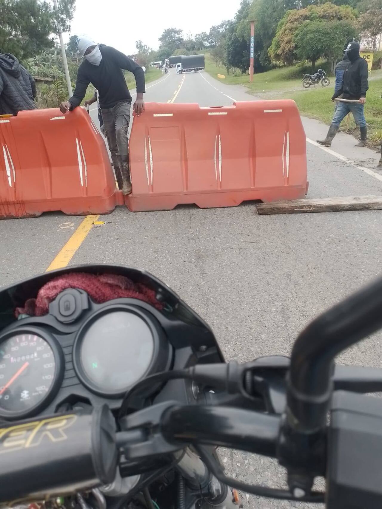 Autoridades activaron alerta amarilla para garantizar atención médica ante los bloqueos en el corredor vial.