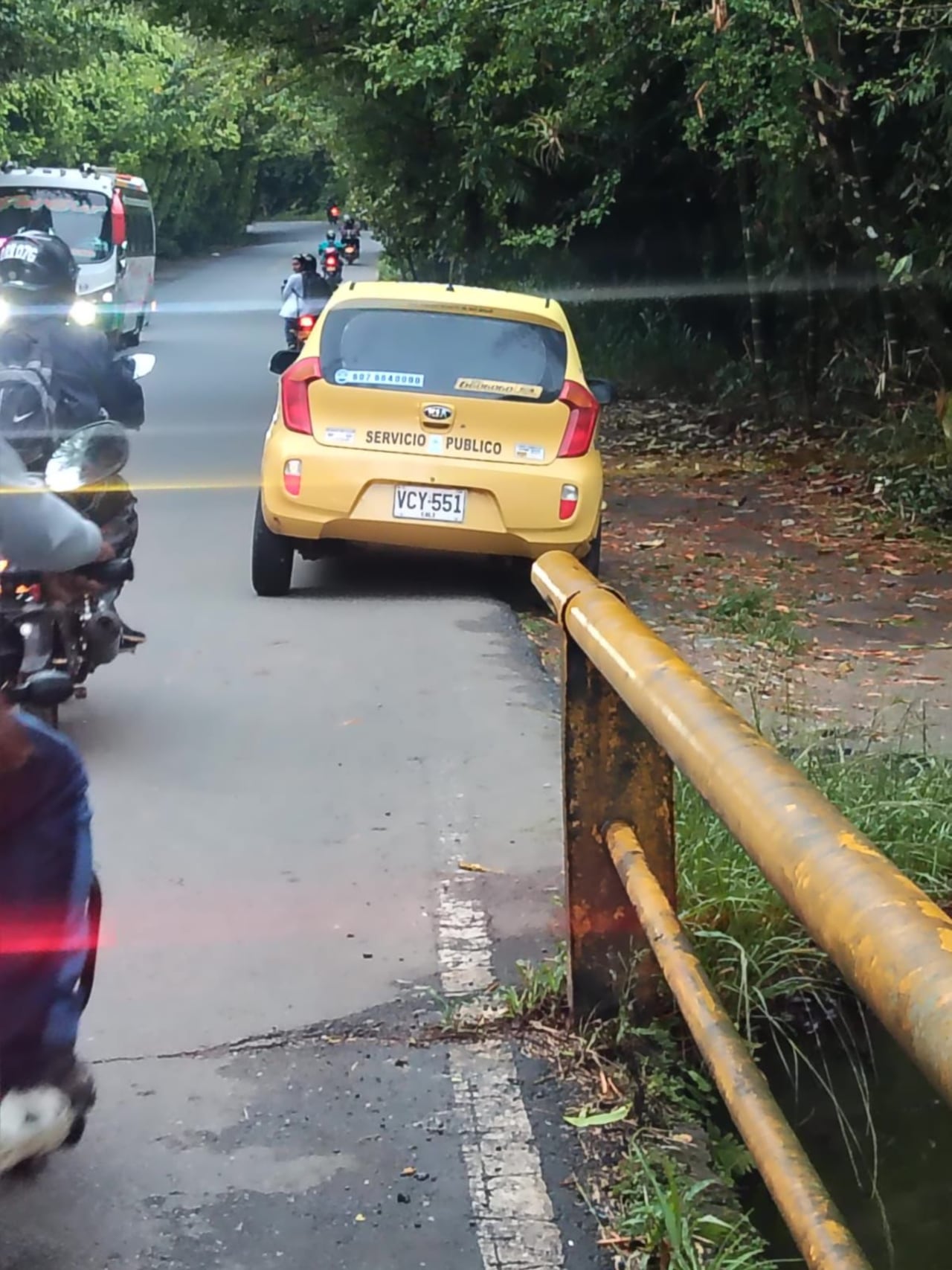 Reportan hallazgo de dos cuerpos cerca de un taxi en Río Claro, Jamundí; autoridades verifican información