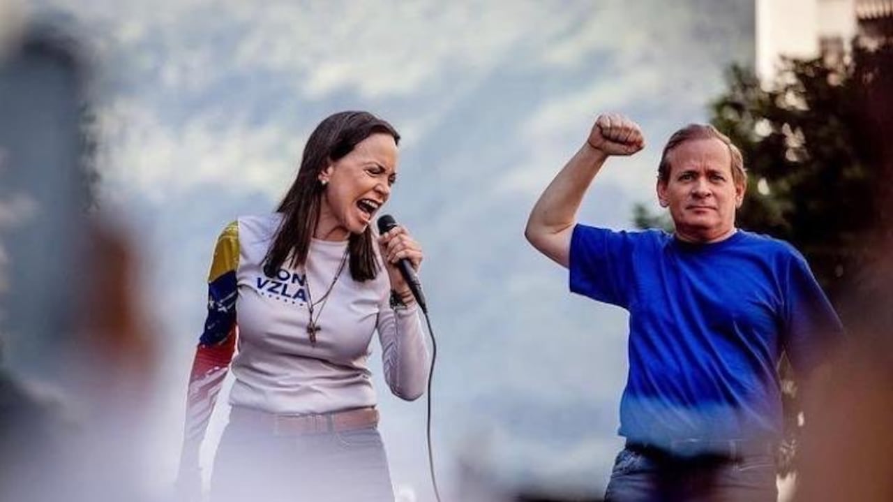 María Corina Machado y el líder opositor venezolano que fue liberado recientemente, Juan Pablo Guanipa.