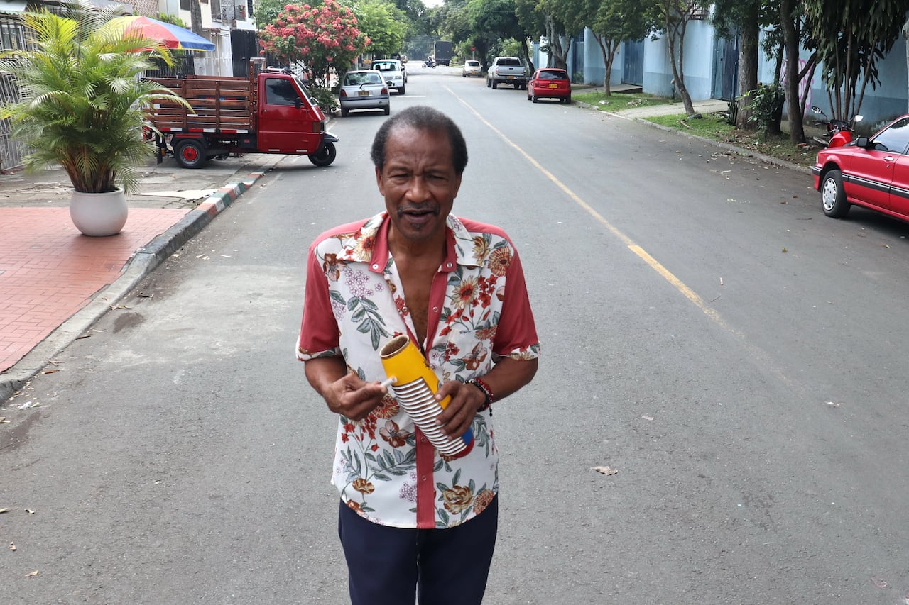 Hermes Manyoma músico caleño en su casa del barrio El Troncal