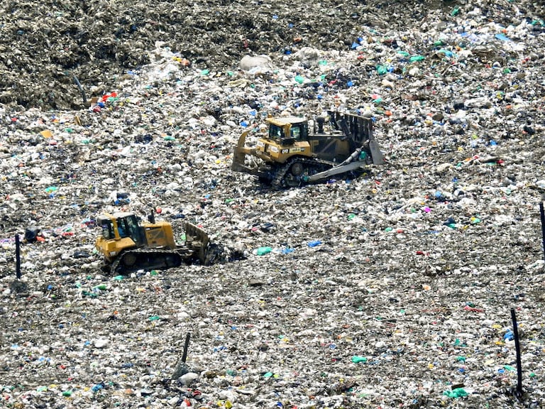 Cada día, 3200 toneladas de residuos sólidos llegan a los rellenos sanitarios del Valle del Cauca. La mayor parte termina en Colomba-El Guabal, ubicado en el municipio Yotoco. Este es el sitio de disposición final de los residuos que se generan en los diferentes municipios del departamento del Valle del Cauca, incluyendo Cali.