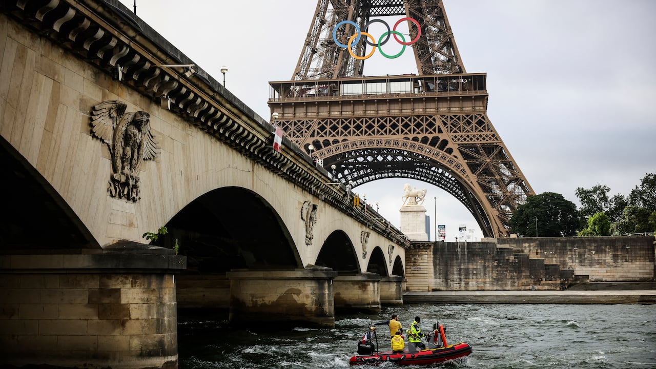 Un bote de rescate navega en el río Sena cerca de la Torre Eiffel durante un simulacro para la ceremonia inaugural de los Juegos de Olímpicos de París 2024, el lunes 17 de junio de 2024, en París. (AP Foto/Thomas Padilla