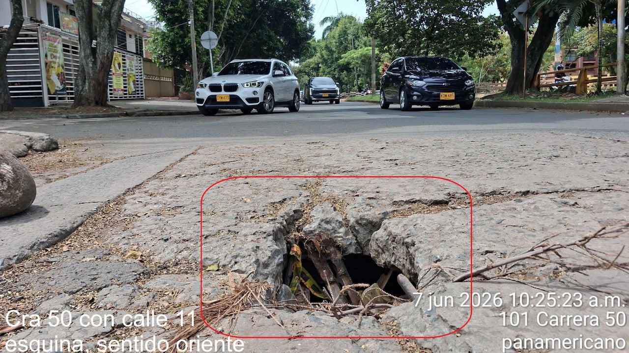 La comunidad asegura que debajo de la losa existe una zona socavada que podría seguir deteriorándose con el paso constante de vehículos.