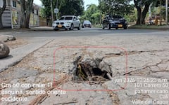 La comunidad asegura que debajo de la losa existe una zona socavada que podría seguir deteriorándose con el paso constante de vehículos.