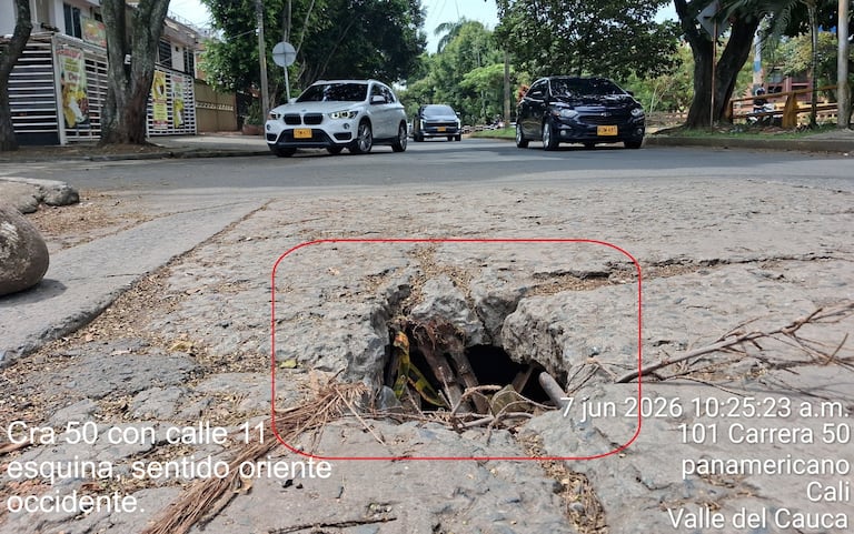 La comunidad asegura que debajo de la losa existe una zona socavada que podría seguir deteriorándose con el paso constante de vehículos.