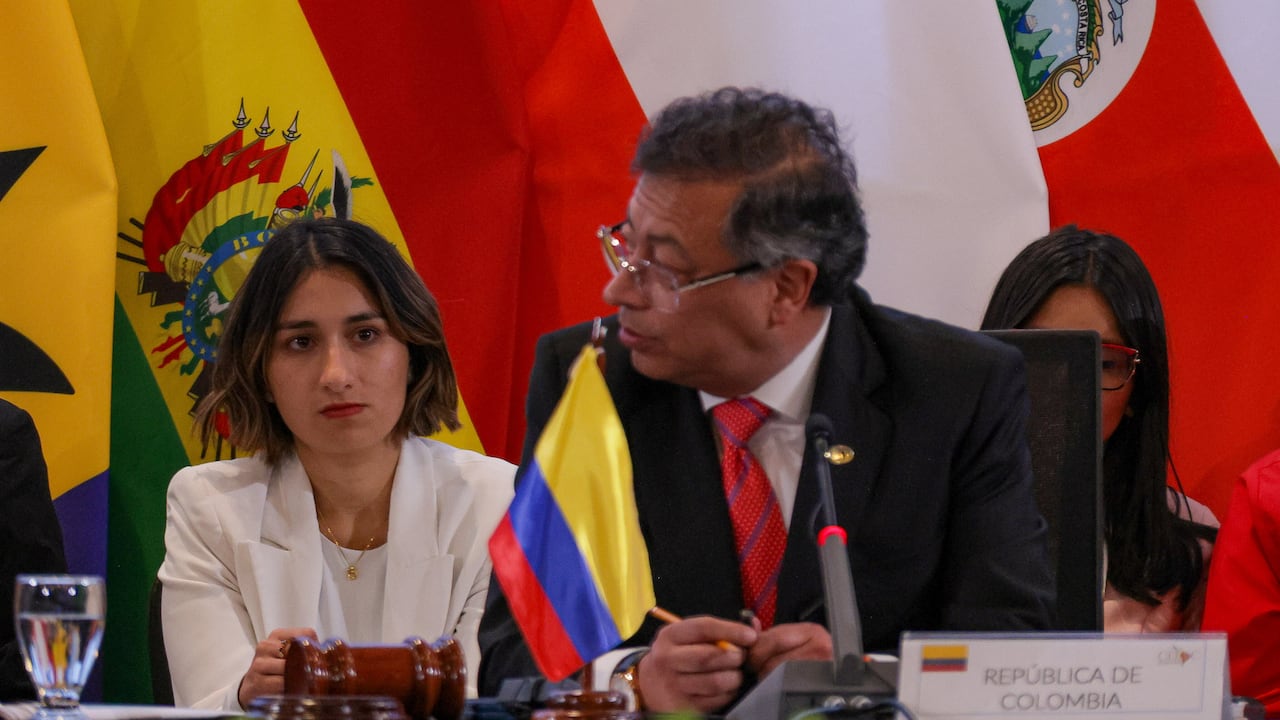 El presidente de Colombia, Gustavo Petro, en Tegucigalpa (Honduras). Atrás, Laura Sarabia, canciller colombiana, y Angie Lizeth Rodríguez, directora interina del Dapre (Departamento Administrativo de la Presidencia de la República)
