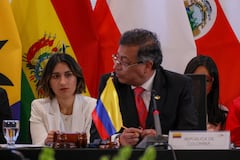El presidente de Colombia, Gustavo Petro, en Tegucigalpa (Honduras). Atrás, Laura Sarabia, canciller colombiana, y Angie Lizeth Rodríguez, directora interina del Dapre (Departamento Administrativo de la Presidencia de la República)