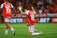 Rafael Santos Borré, celebrando un gol con el Inter de Porto Alegre.