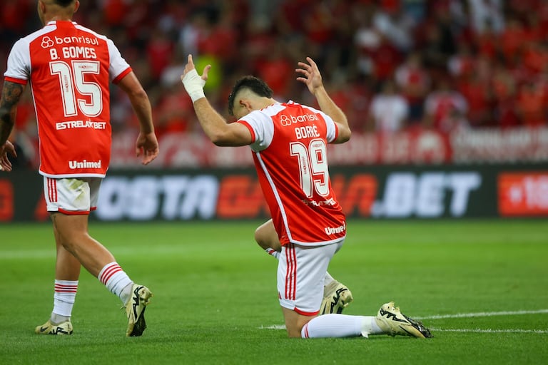 Rafael Santos Borré, celebrando un gol con el Inter de Porto Alegre.