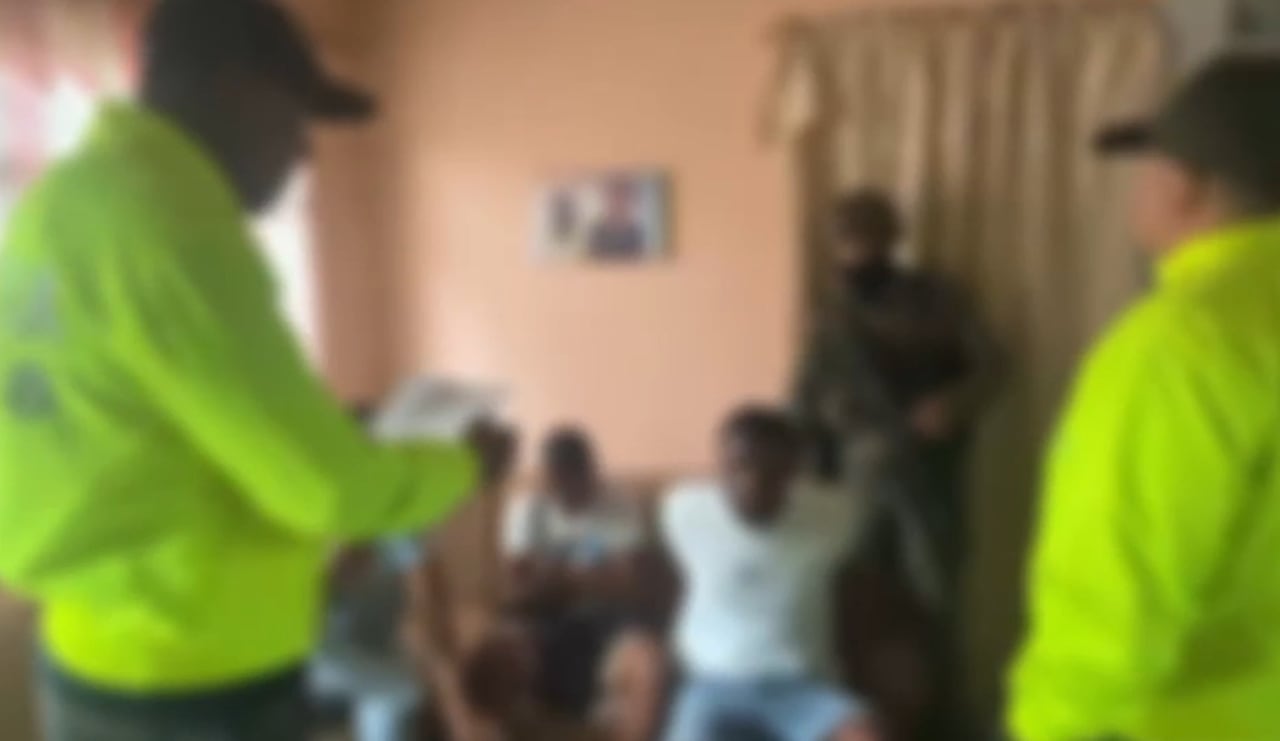 Momento de la captura de alias Johan Chuqui, quien sería uno de los responsables de dinamizar homicidios selectivos, hurtos y tráfico de armas de fuego en Puerto Tejada y en el corredor de la vía Panamericana.