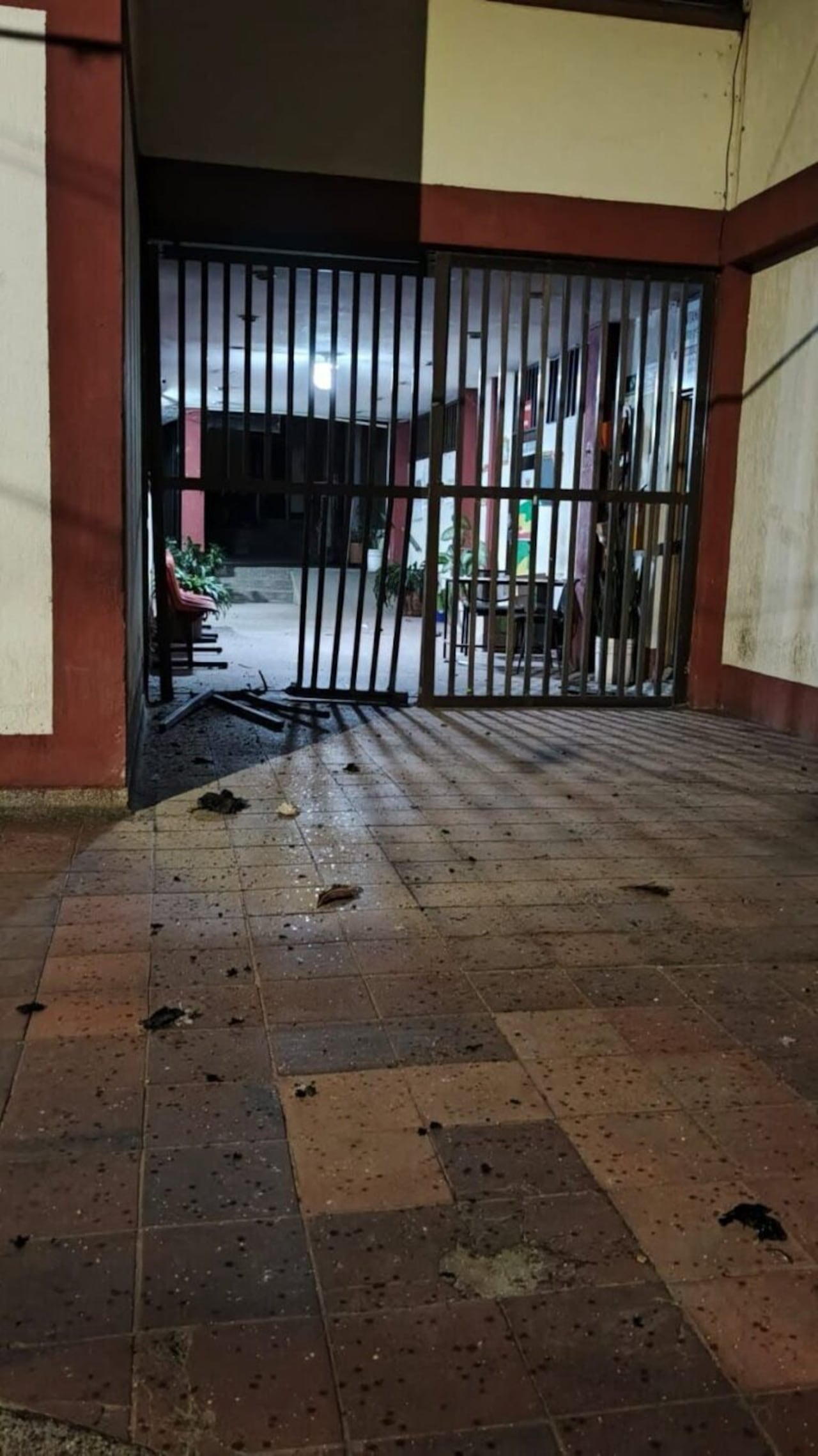 El ataque generó preocupación entre comerciantes y residentes de la zona céntrica, mientras las autoridades adelantan las primeras investigaciones para establecer quiénes estarían detrás del hecho y determinar las circunstancias en las que ocurrió.