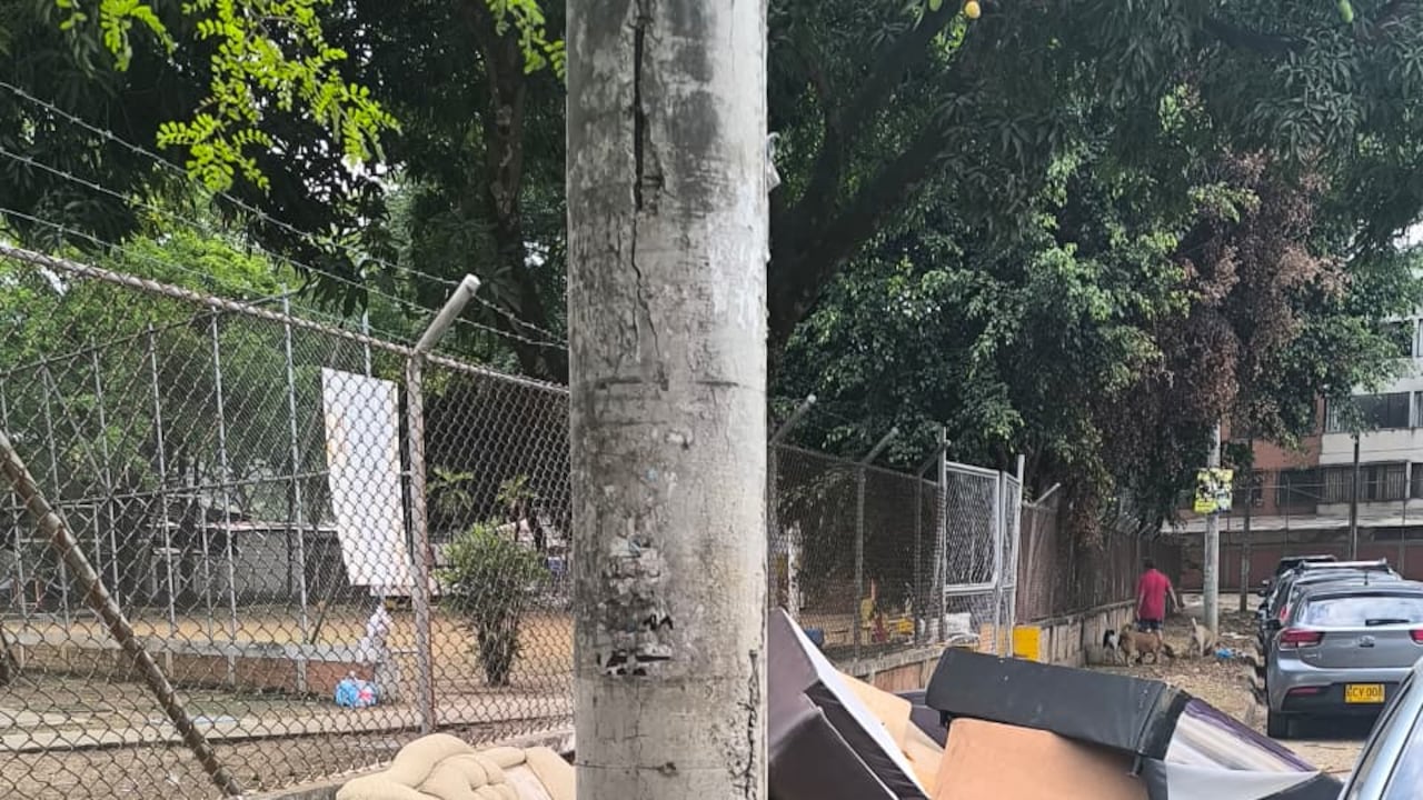 Este es el "botadero de basura" acumulado en la Calle 2 número 71 - 84, a un costado del Polideportivo Farallones en Meléndez, donde la comunidad asegura que el personal de aseo no está pasando.