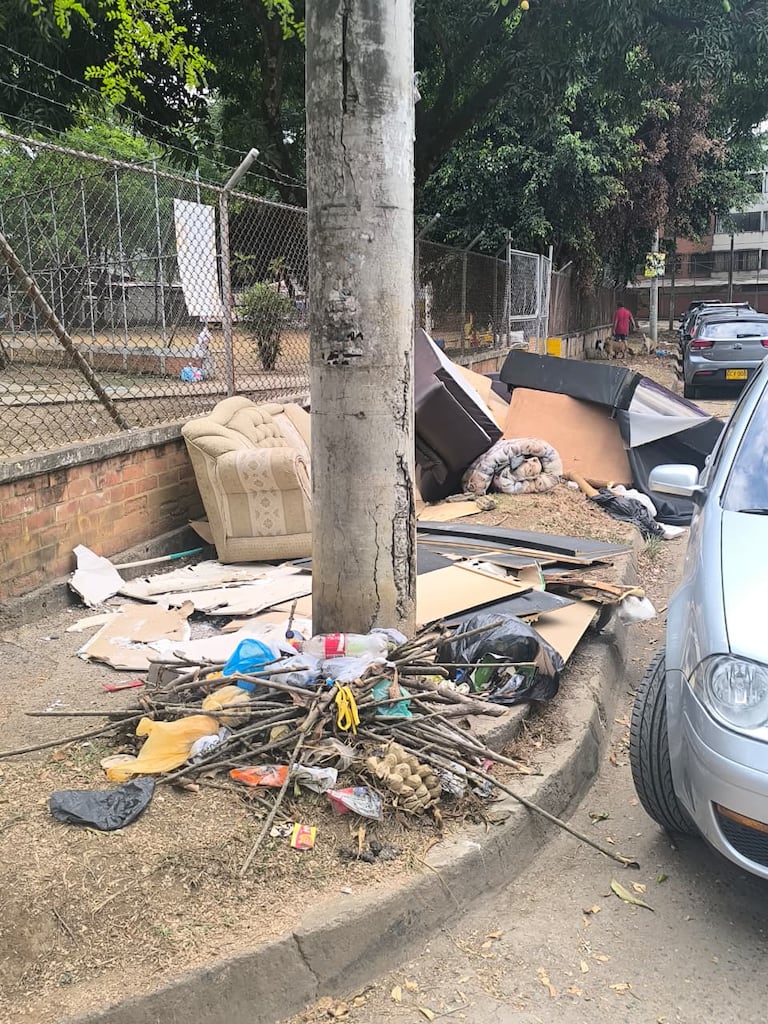 Este es el "botadero de basura" acumulado en la Calle 2 número 71 - 84, a un costado del Polideportivo Farallones en Meléndez, donde la comunidad asegura que el personal de aseo no está pasando.