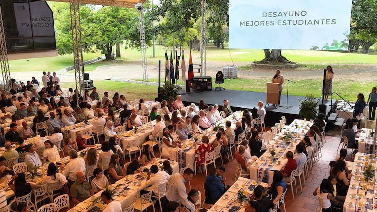 Estudiantes de colegios y universidades fueron homenajeados por alcanzar promedios académicos superiores a 4.0 en el Desayuno de Mejores Estudiantes.