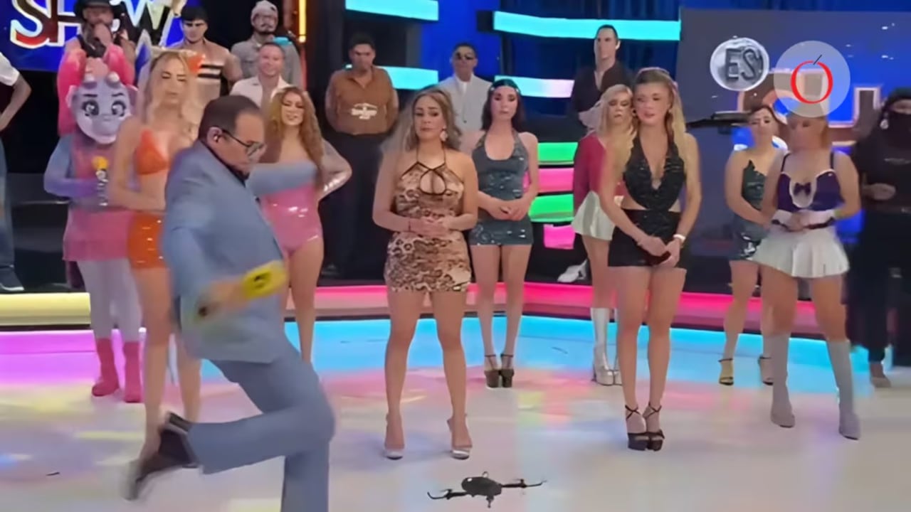 El momento exacto en que el dispositivo volador fue pateado durante la emisión en vivo del programa 'Es Show' en la televisión mexicana.