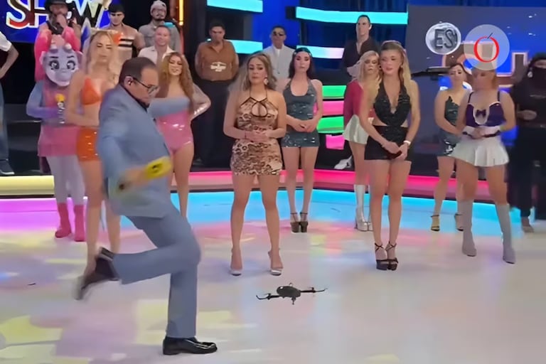 El momento exacto en que el dispositivo volador fue pateado durante la emisión en vivo del programa 'Es Show' en la televisión mexicana.