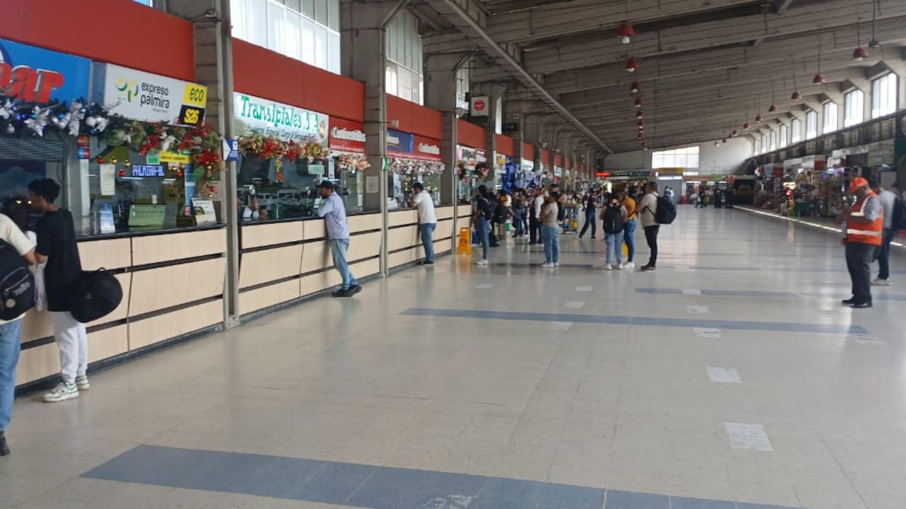 Este fue el panorama que se registró en las horas de la mañana de este lunes 15 de diciembre en la terminal de transporte de Popayán, pocas personas se atreven a viajar durante estos días por el temor de quedar en medio de las acciones armadas del ELN.