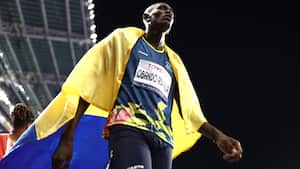 Jhon Sebastián cargando en su espalda la bandera colombiana, luego de ganarse la medalla de oro.