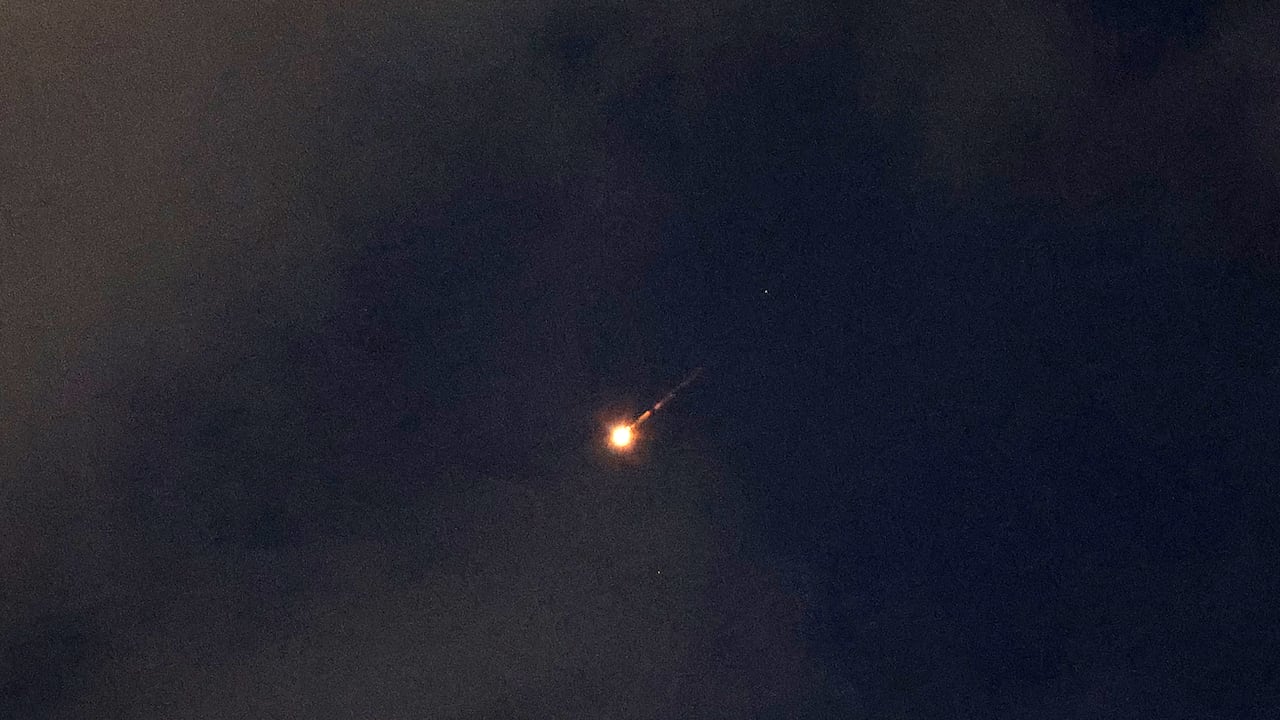 Se observa una estela de cohete en el cielo sobre la ciudad costera israelí de Netanya el 7 de junio de 2026. Las sirenas antiaéreas sonaron en Israel el 8 de junio mientras sus fuerzas armadas trabajaban para interceptar una andanada de misiles iraníes por primera vez desde que entró en vigor el alto el fuego en abril en la guerra de Oriente Medio.