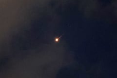 Se observa una estela de cohete en el cielo sobre la ciudad costera israelí de Netanya el 7 de junio de 2026. Las sirenas antiaéreas sonaron en Israel el 8 de junio mientras sus fuerzas armadas trabajaban para interceptar una andanada de misiles iraníes por primera vez desde que entró en vigor el alto el fuego en abril en la guerra de Oriente Medio.