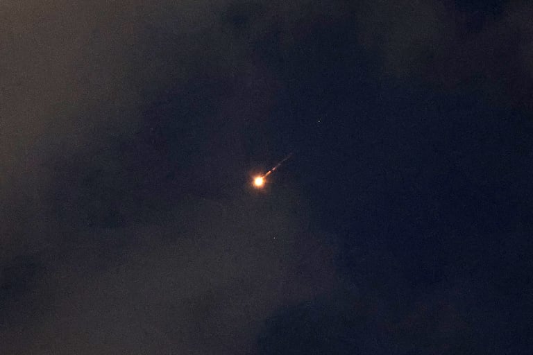 Se observa una estela de cohete en el cielo sobre la ciudad costera israelí de Netanya el 7 de junio de 2026. Las sirenas antiaéreas sonaron en Israel el 8 de junio mientras sus fuerzas armadas trabajaban para interceptar una andanada de misiles iraníes por primera vez desde que entró en vigor el alto el fuego en abril en la guerra de Oriente Medio.