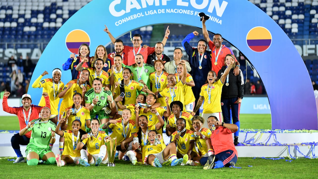 Las integrantes del equipo colombiano celebran con el trofeo y sus medallas tras ganar la Liga de Naciones Femenina de la CONMEBOL al término del partido de fútbol entre Paraguay y Colombia en el Estadio Defensores del Chaco de Asunción, el 9 de junio de 2026. (Foto de DANIEL DUARTE / AFP)