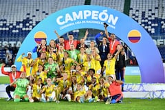 Las integrantes del equipo colombiano celebran con el trofeo y sus medallas tras ganar la Liga de Naciones Femenina de la CONMEBOL al término del partido de fútbol entre Paraguay y Colombia en el Estadio Defensores del Chaco de Asunción, el 9 de junio de 2026. (Foto de DANIEL DUARTE / AFP)