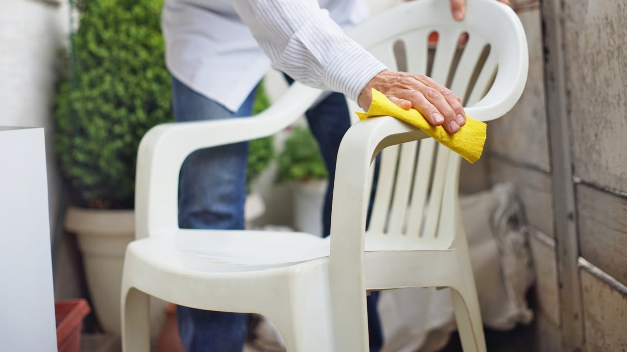 Con ingredientes comunes encontrados en la mayoría de los hogares, es posible mantener estas sillas en perfecto estado, eliminando manchas y desinfectando superficies