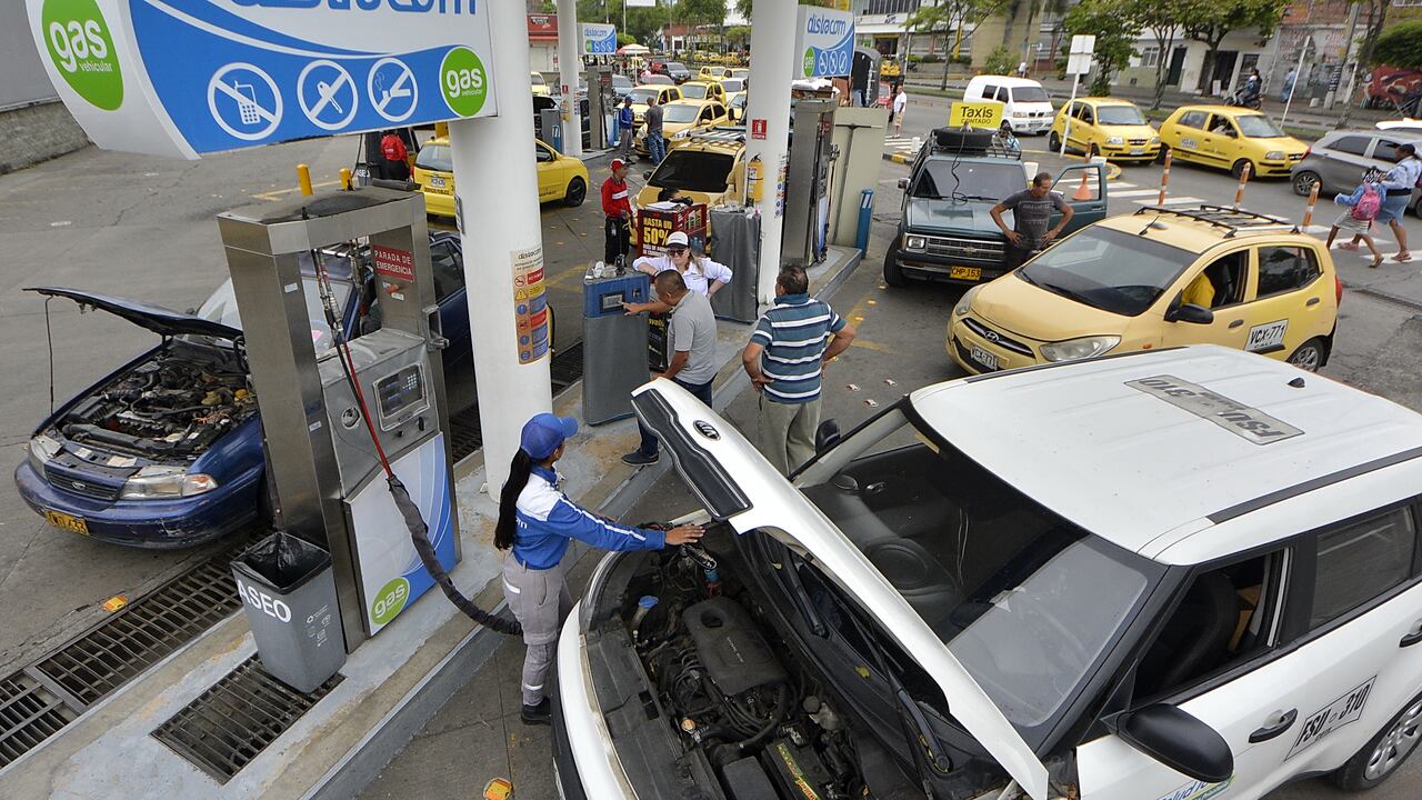 A las 8.30 am las estaciones de gas iniciaron el el suministro. Desde tempranas horas ya cientos de vehículos hacían largas filas para tanquear. Así fue en la estación de gas de Gazel ubicada sobre la calle 25 con carrera 8