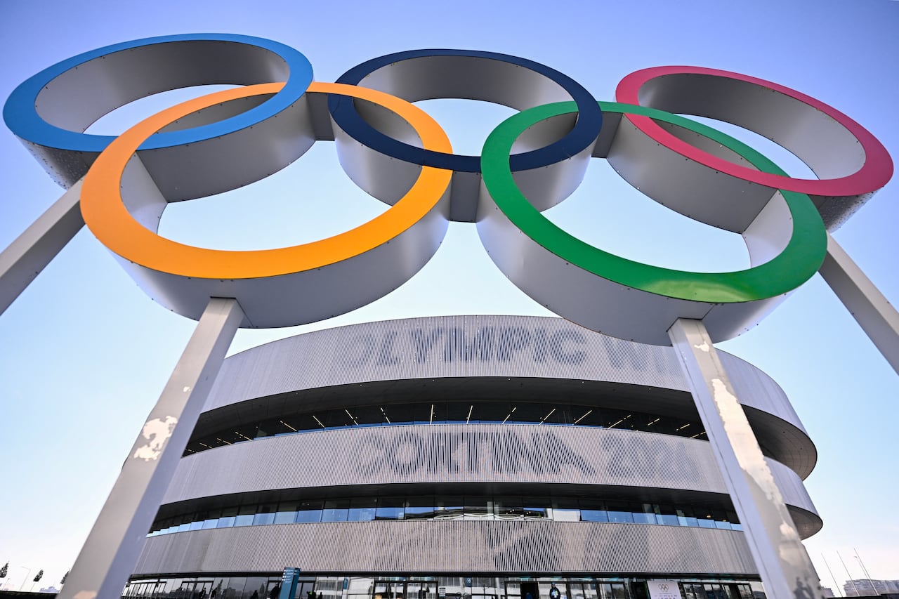 Esta fotografía, tomada el 5 de febrero de 2026, muestra los anillos olímpicos frente al estadio de hockey sobre hielo Milano Santagiulia durante los Juegos Olímpicos de Invierno Milano Cortina 2026 en Milán. (Foto de JULIEN DE ROSA / AFP)