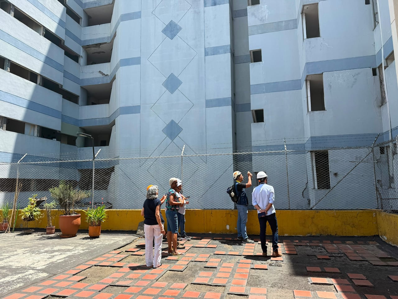 Visita de inspección al edificio Arábico del sur de Cali.